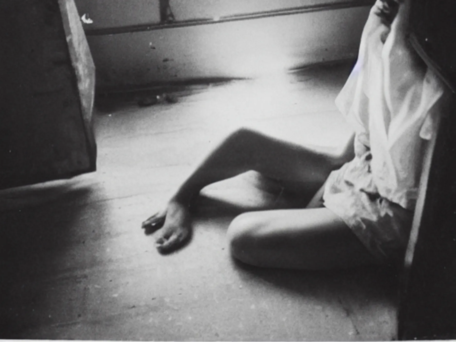 Črno bela fotografija iztegnjenih rok